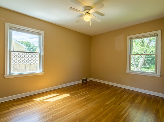 3rd image of 781 Ivy Ave W