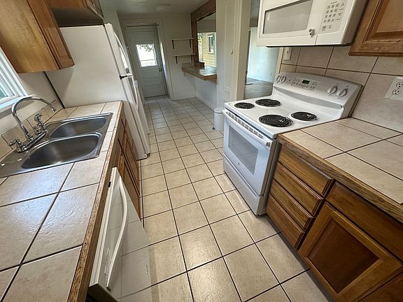 4th image of 2252 Columbine Ave