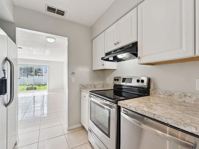 535 Verbena Ct — Photo 6