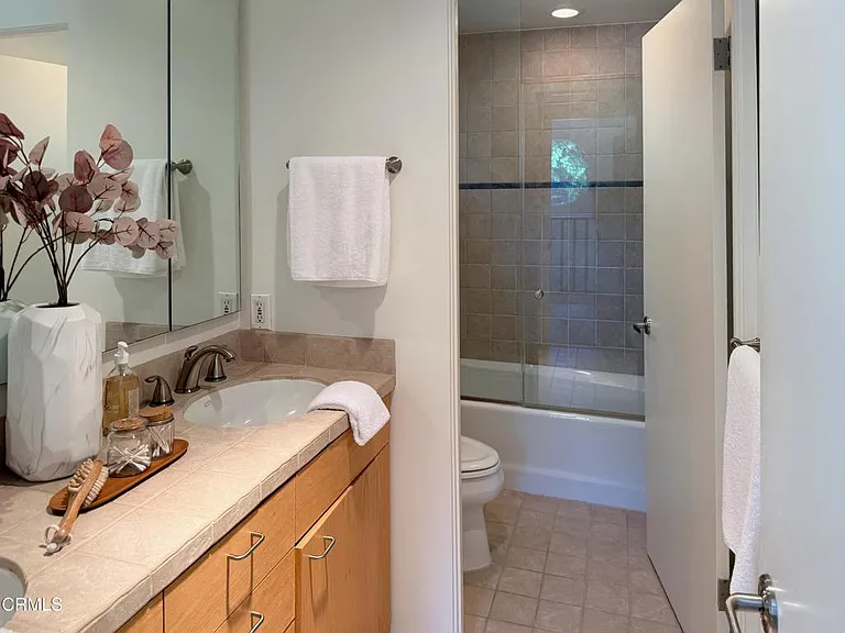 2107 Kress St — Photo 10