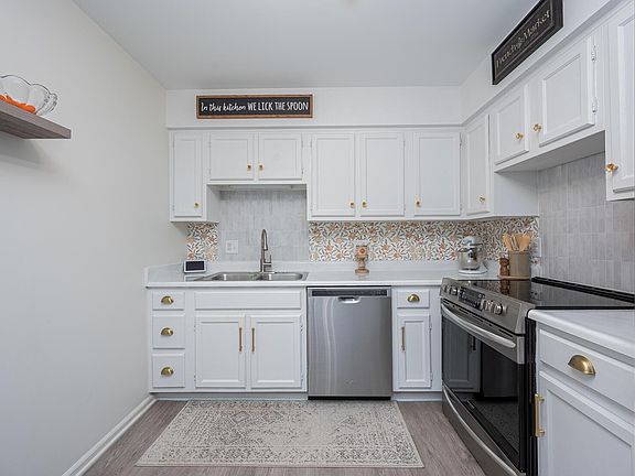 5th image of 4235 Chaucer Ln