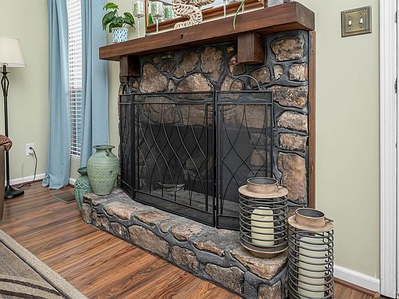 5th image of 2424 Cove Cir NE