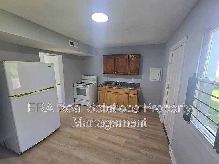 446 S Yale Ave — Photo 3