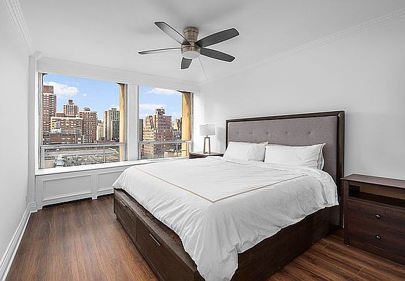 3rd image of 300 E 33rd St APT 10P