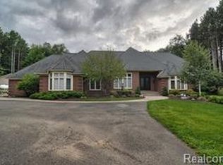 2562 Spruce Rdg, Howell, MI 48855