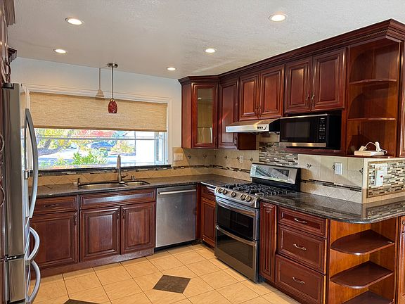 3rd image of 1204 Arlington Ln