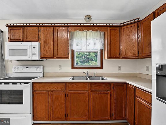 5th image of 112 E Atlantic Ave