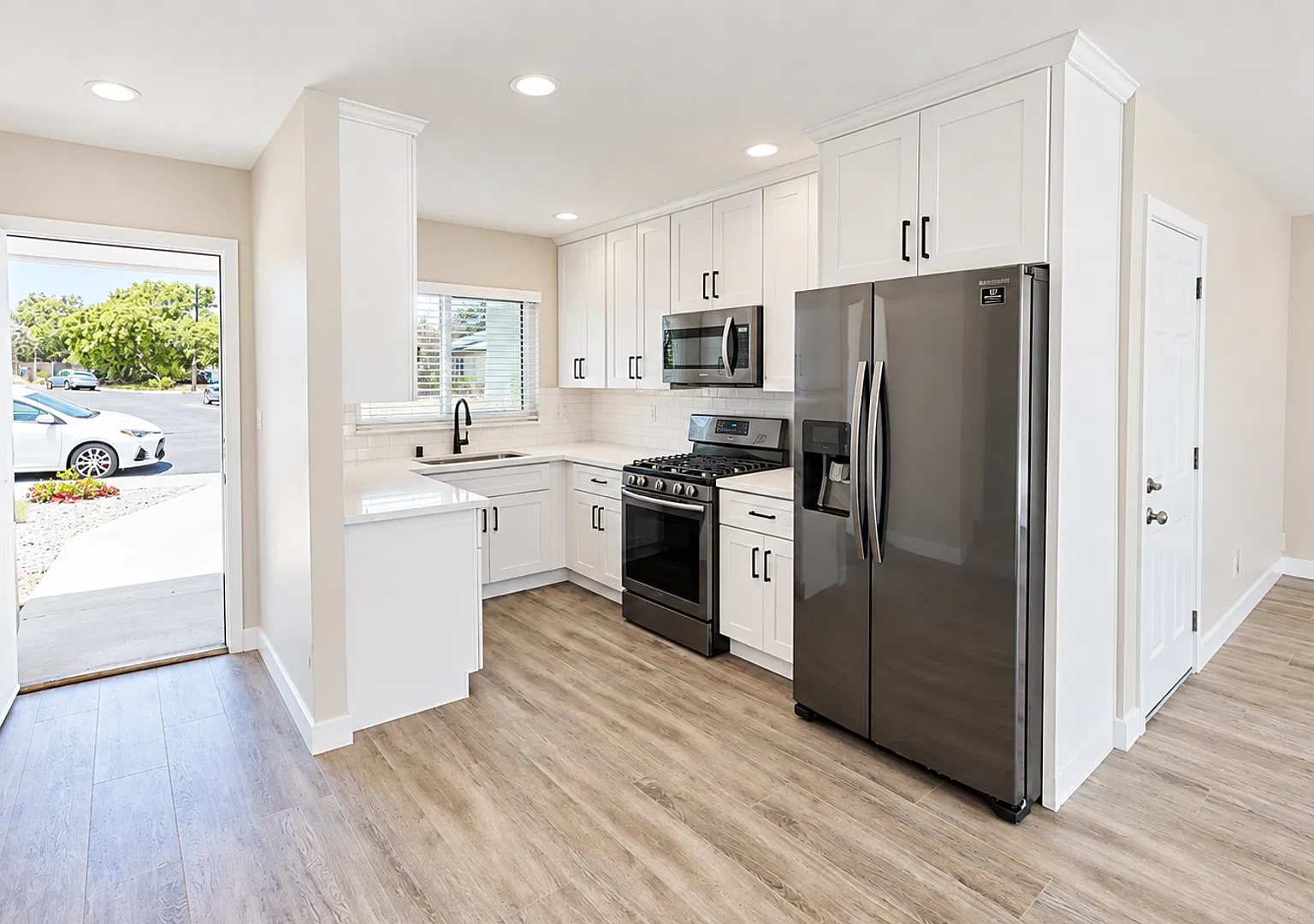Beautiful home on Tipton with private yard!! — Photo 3