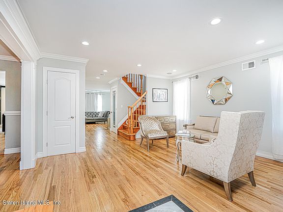 4th image of 450 Pendale St