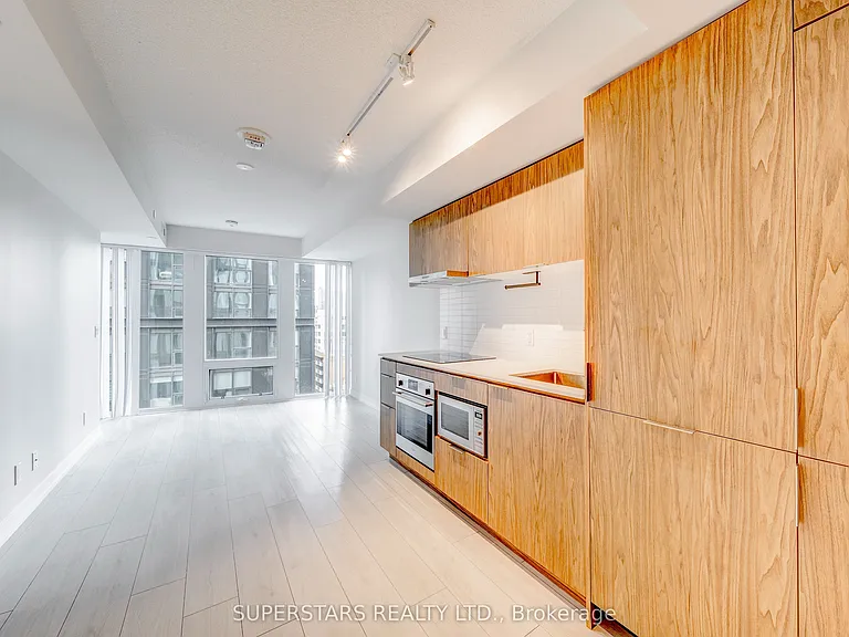 60 Shuter St #2010 — Photo 7
