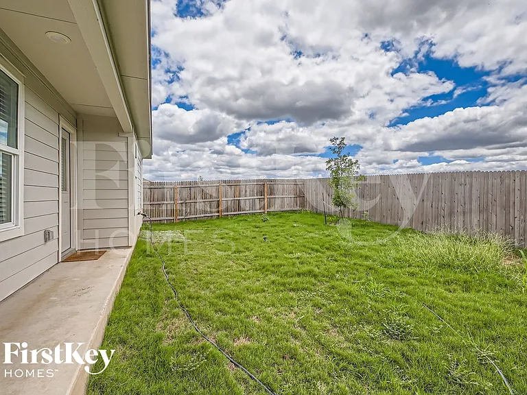 1204 Treehouse Ln — Photo 25