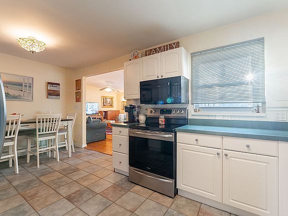 4th image of 686 Wyngate Dr W
