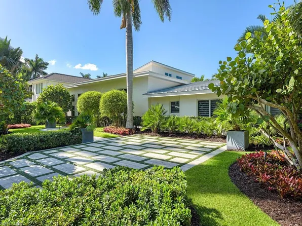 1526 4th St S, Naples, FL 34102