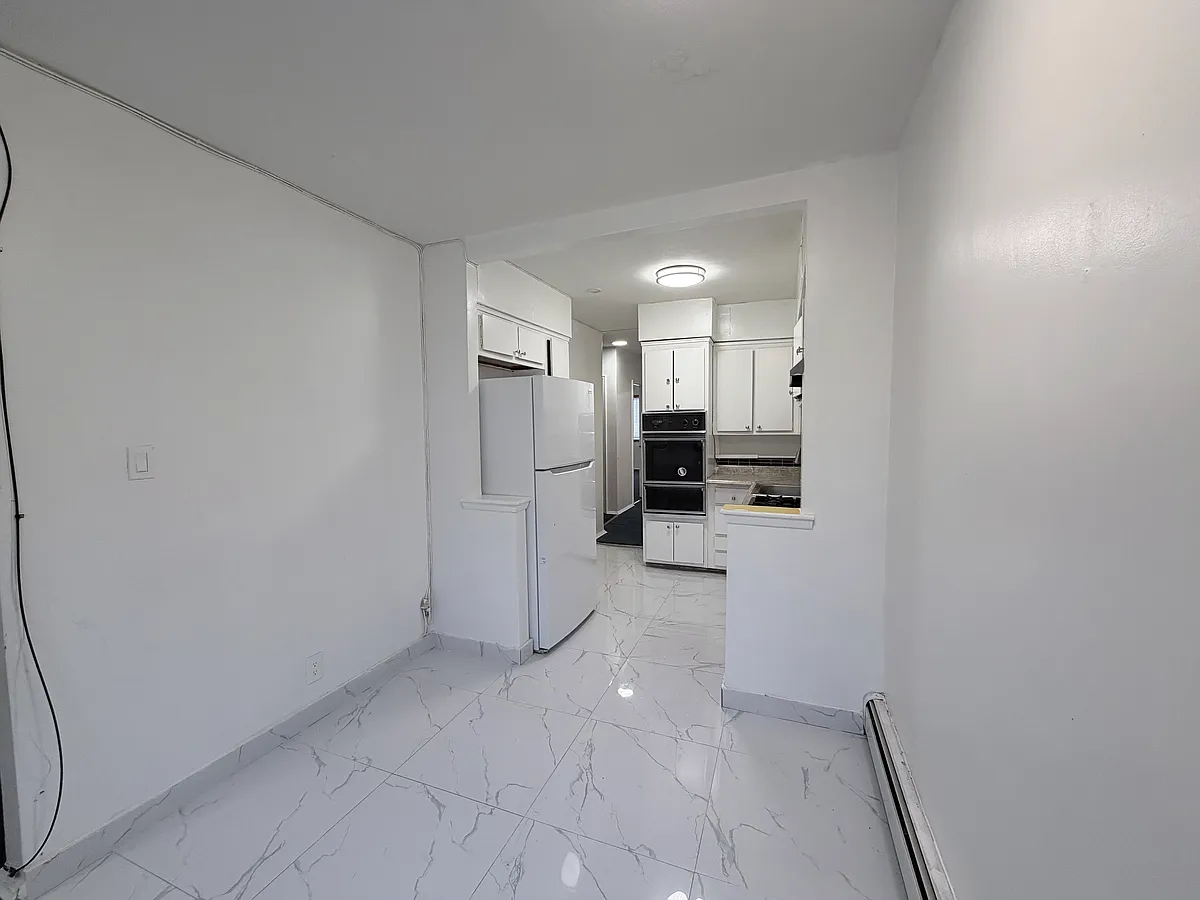 Building Photo - 2028 E 60th St #2