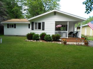 711 W Devereaux Lake Rd, Indian River, MI 49749