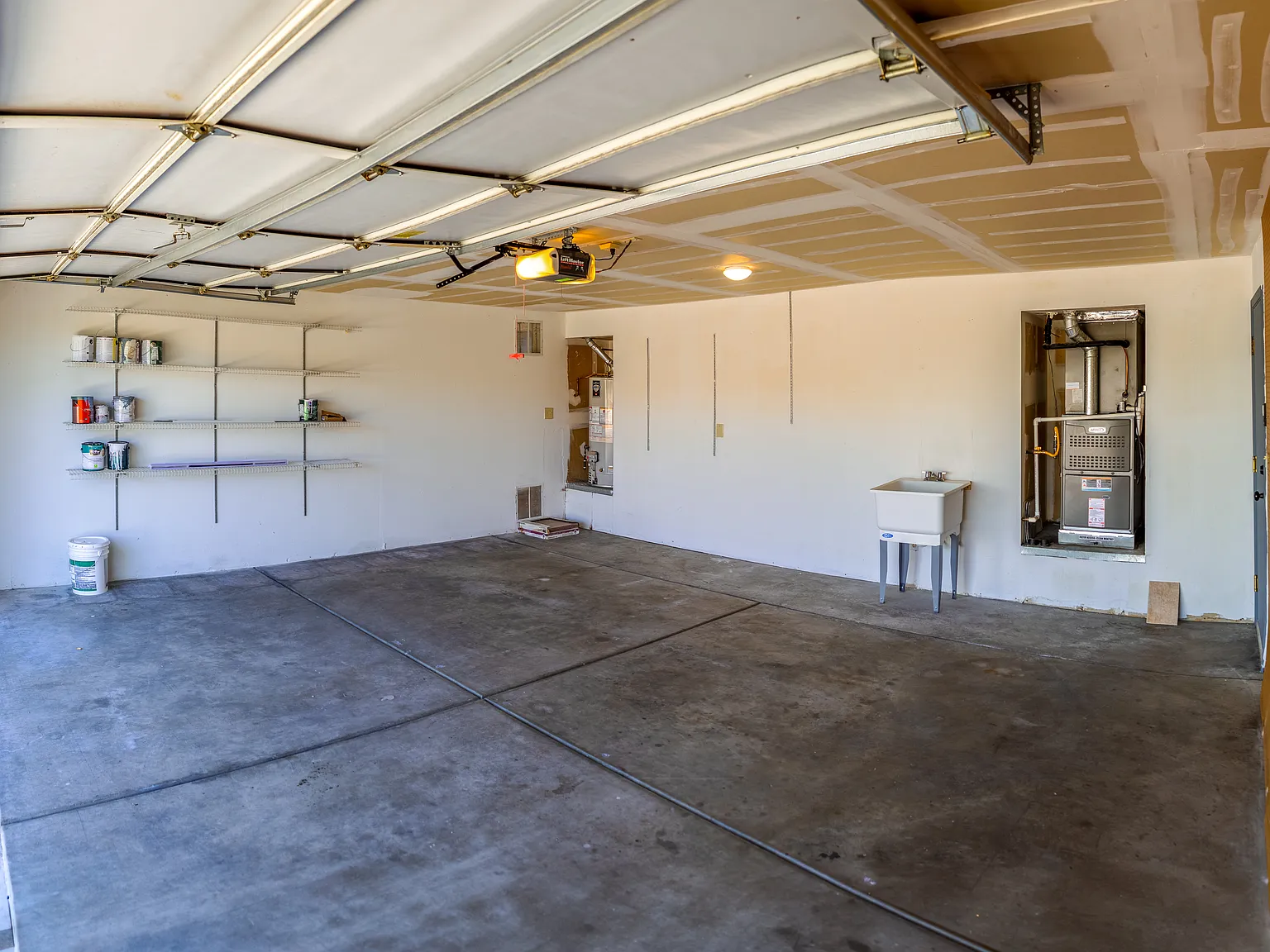 4 bed, 2.5 bath, 2877 sqft, $2,500 — Photo 3