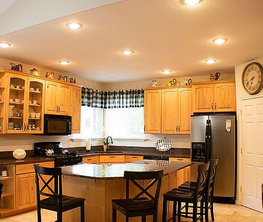 Kitchen w/ granite counters