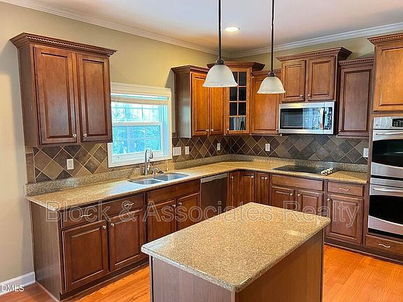 5th image of 936 Bentbury Way