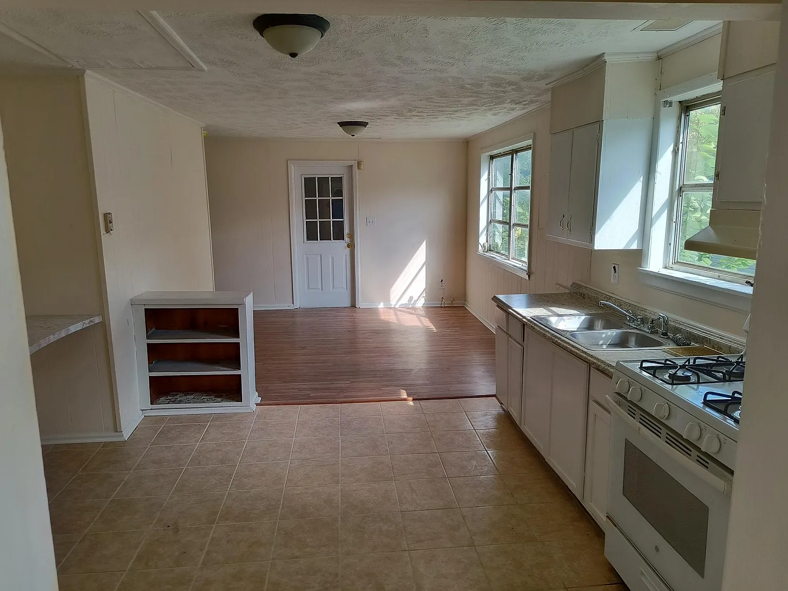 4 bed, 1500 sqft, $1,300 — Photo 2