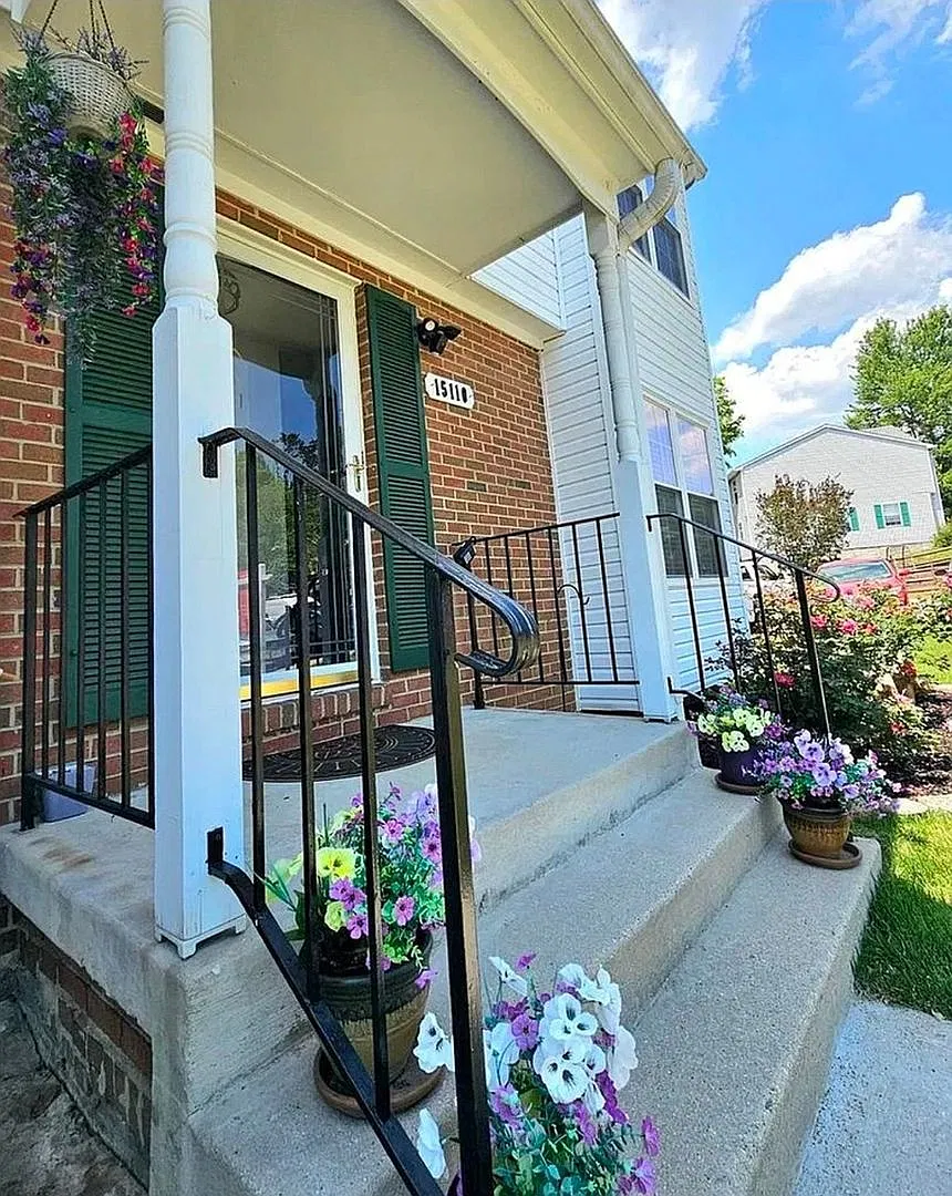 Charming 3BR Townhome in Woodbridge — Photo 2