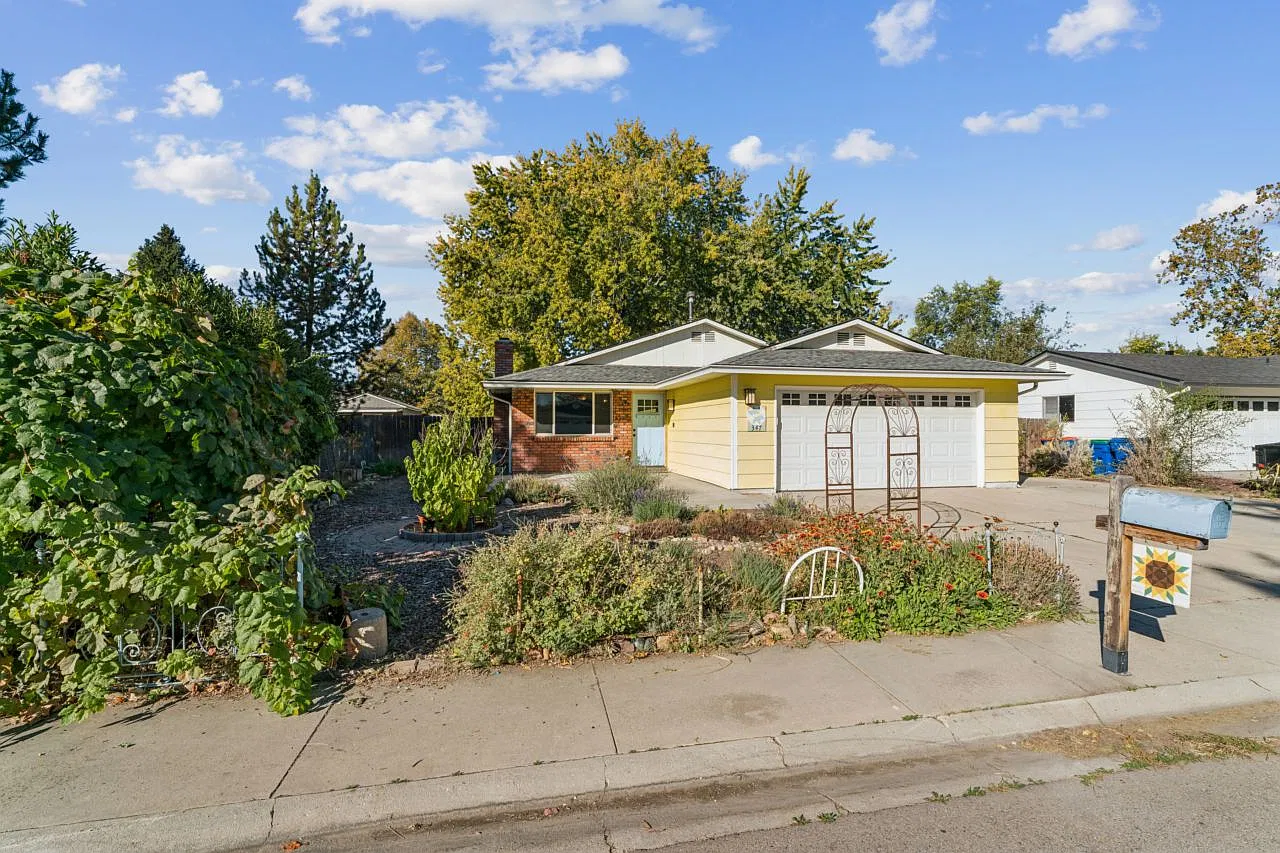3 bed, 1358 sqft, $2,300 — Photo 3