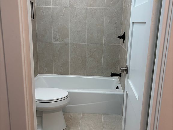 3rd image of 1010 18th St NE APT 1