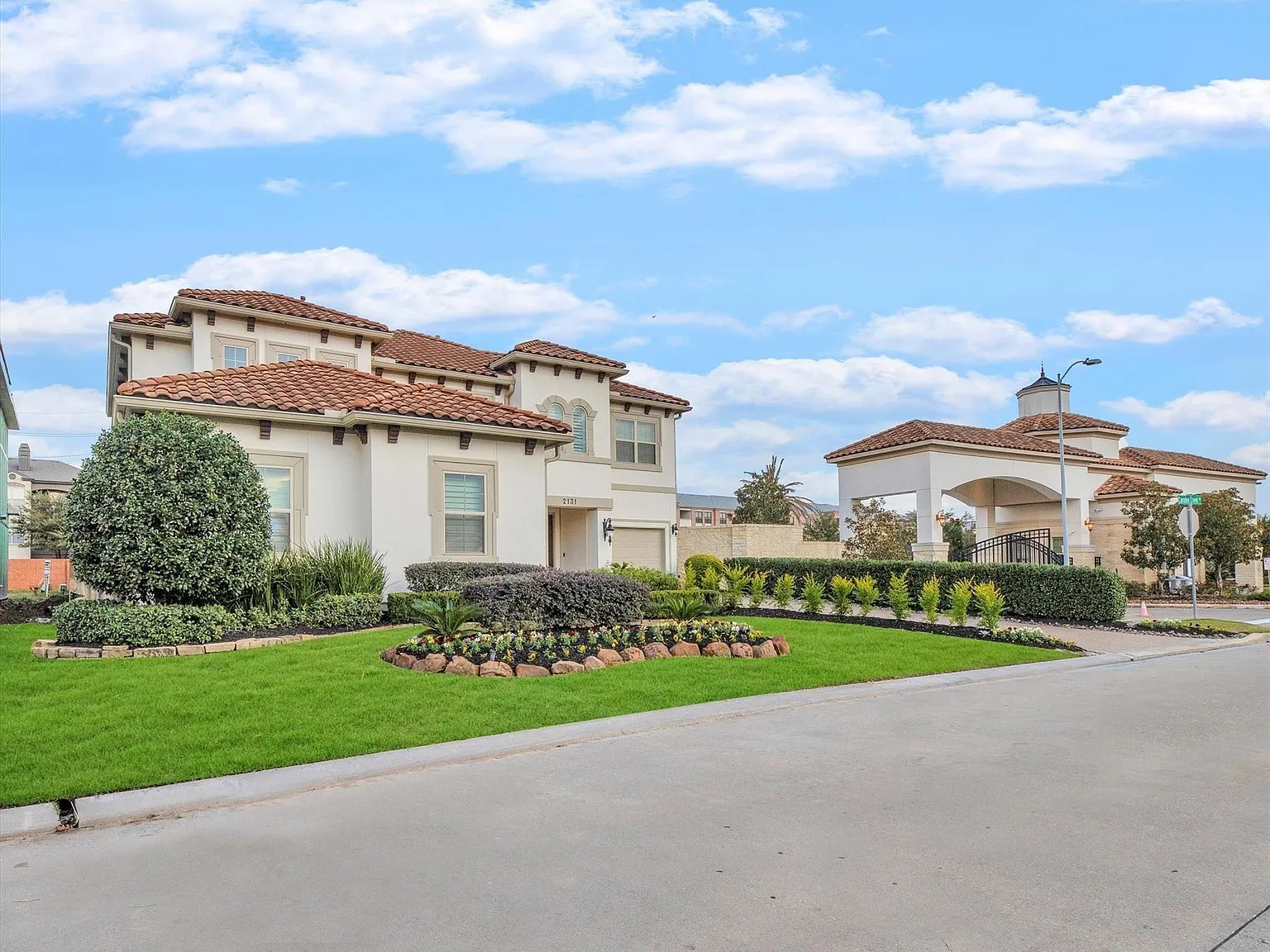5 bed, 5.5 bath, 4674 sqft, $6,500 — Photo 2