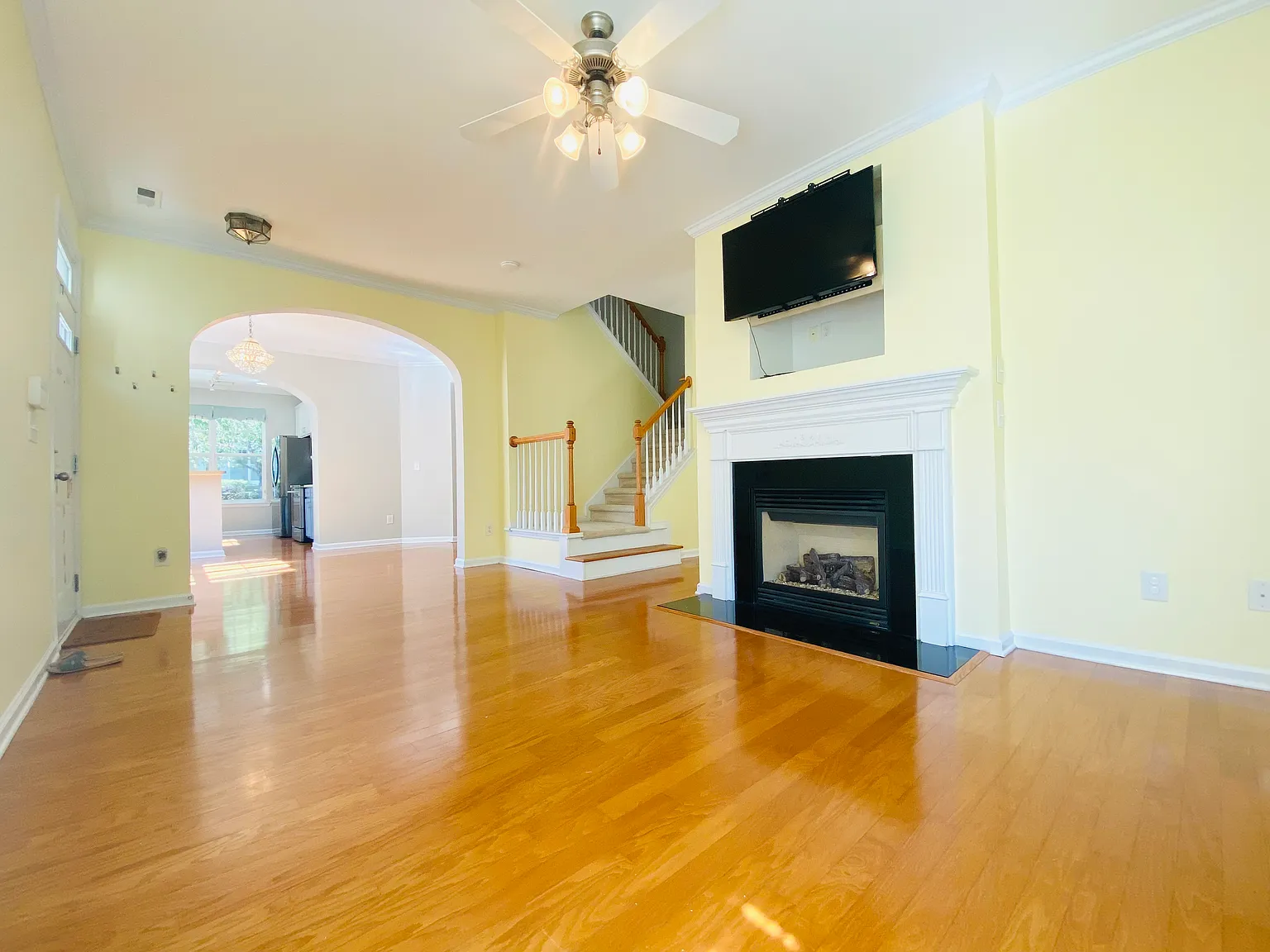 3 bed, 2.5 bath, 1816 sqft, $2,000 — Photo 2