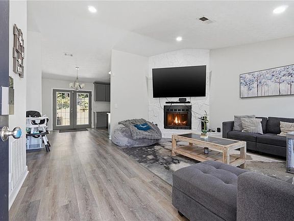 4th image of 874 Fox Valley Dr