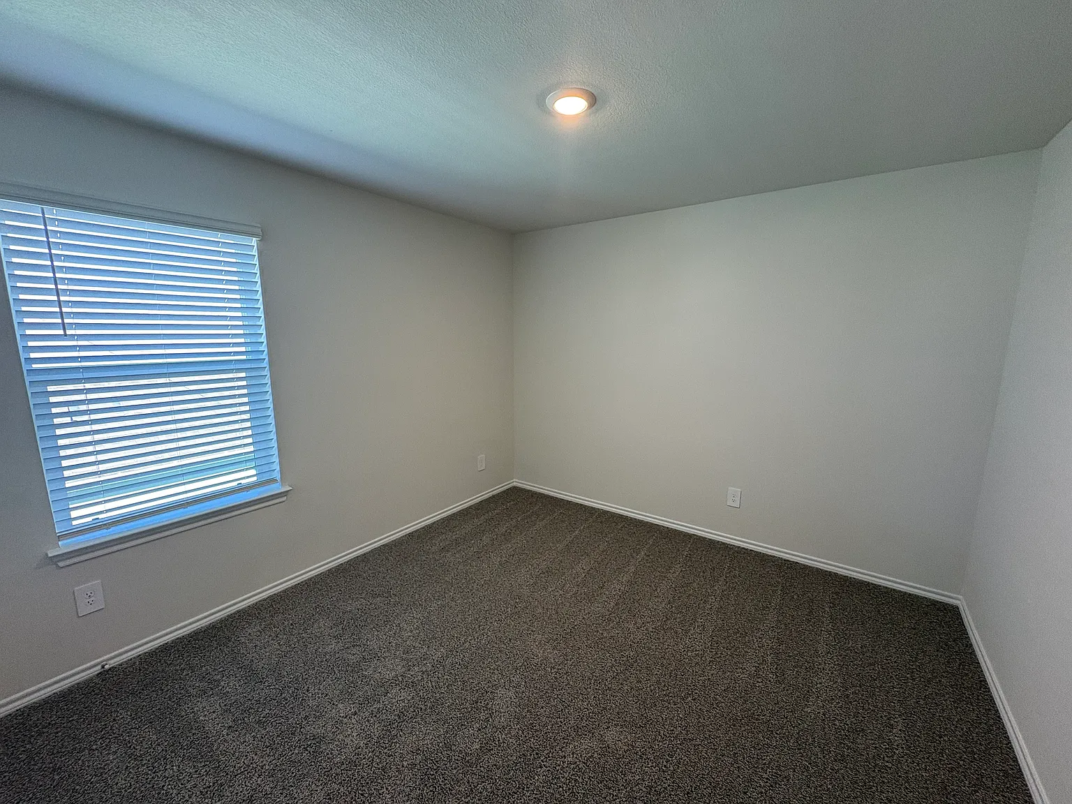 4 bed, 2527 sqft, $2,650 — Photo 2