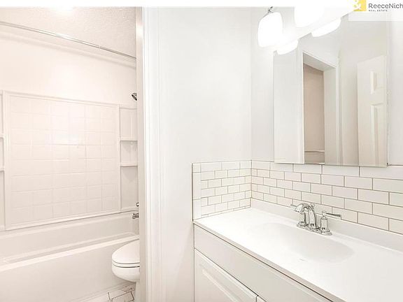 4th image of 809 W 40th St APT 16