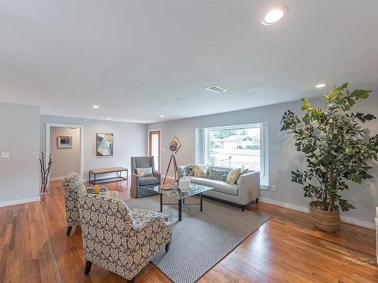 10058 Larston St — Photo 6