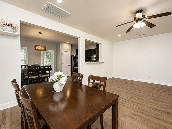 4th image of 1076 Bennington Dr