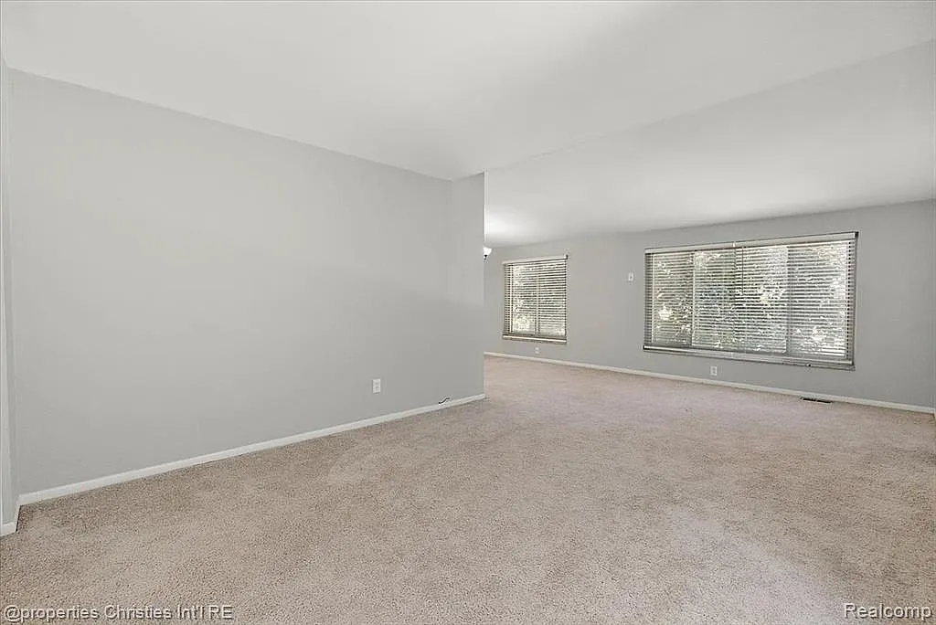 2 bed, 1.5 bath, 981 sqft, $1,495 — Photo 2