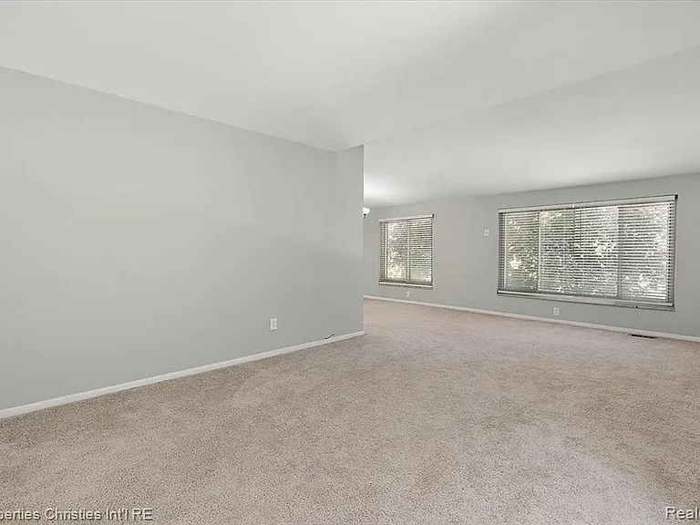 880 N Adams Rd #6 — Photo 2