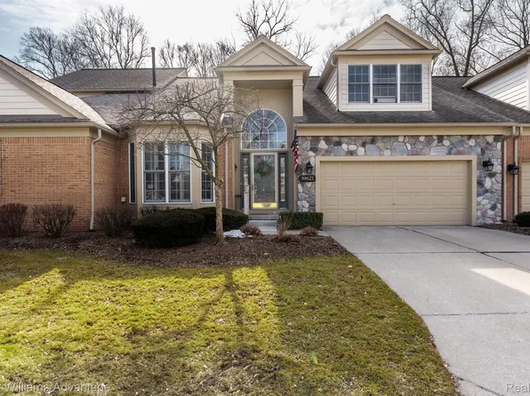 39627 Dun Rovin Dr, Northville, MI 48168