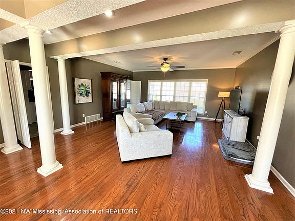 5th image of 5850 Belle Pointe Dr