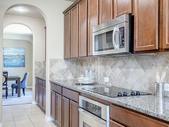 Kitchen. Butler pantry. 