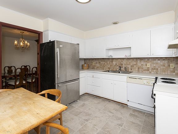 4th image of 27 Highlands Dr