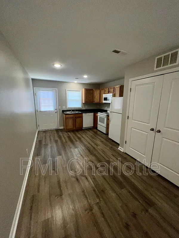 2 bed, 1.0 bath, $975 — Photo 3