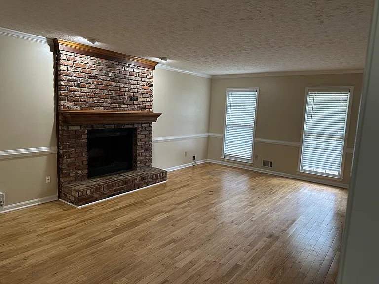 1934 Windcrest Dr SW — Photo 3
