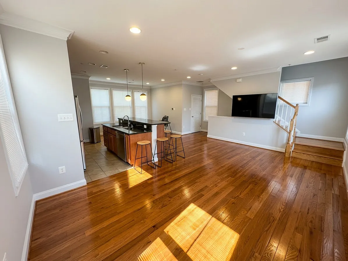 3 bed, 2425 sqft, $3,495 — Photo 3