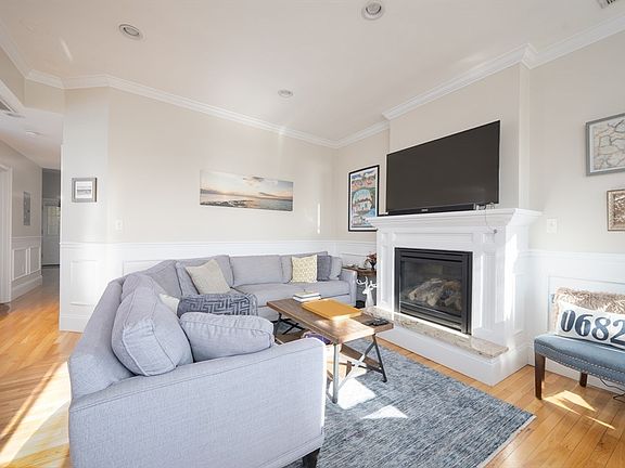 5th image of 458 E 6th St #3