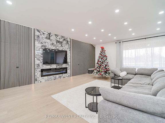 3rd image of 7118 Yonge St