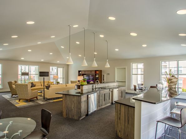 15 Town Square Cir #301