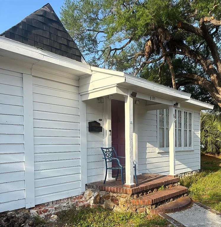 3 bed, 1.0 bath, 1551 sqft, $3,100 — Photo 1