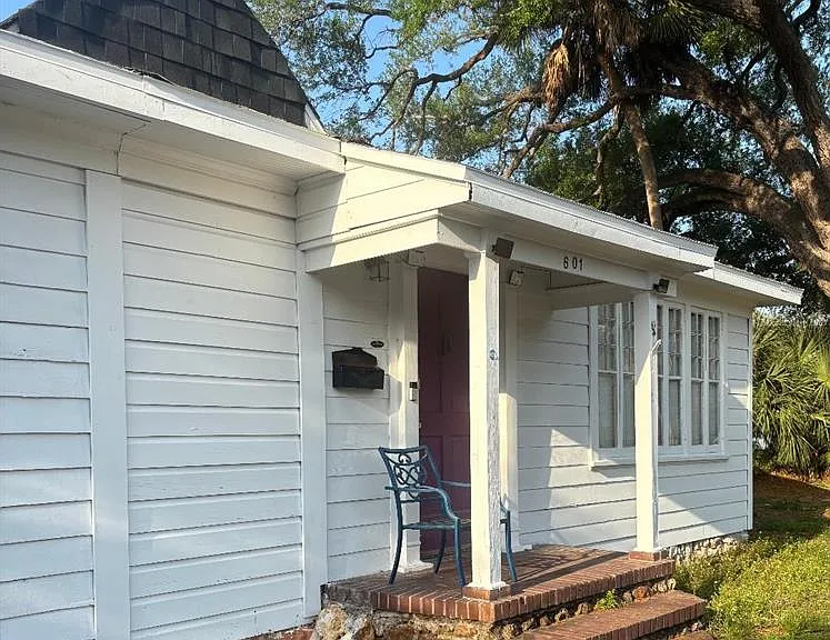 2601 W Cleveland St — Photo 1