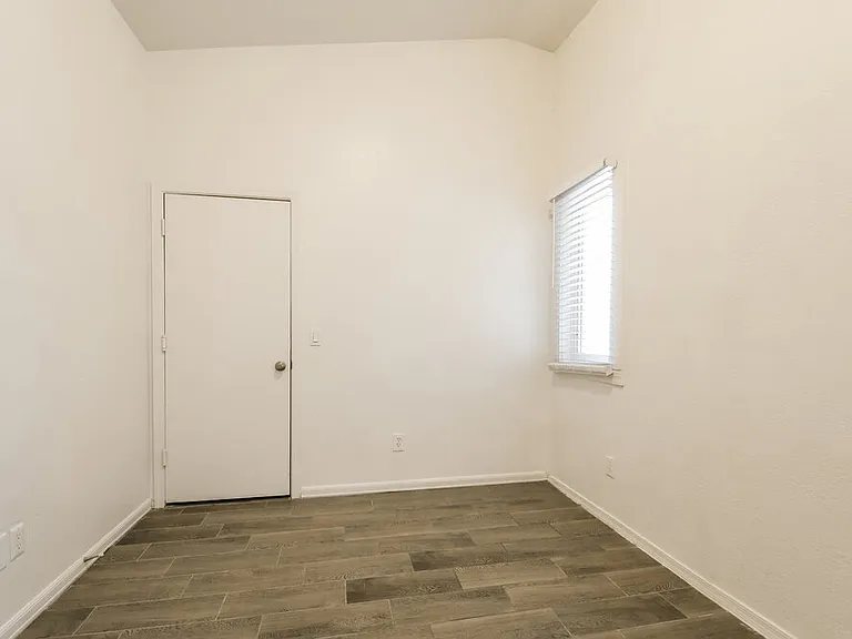 1153 W Diamond Ave — Photo 13