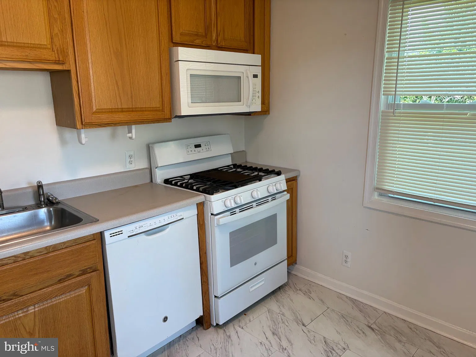 3 bed, 1.0 bath, 816 sqft, $1,700 — Photo 2