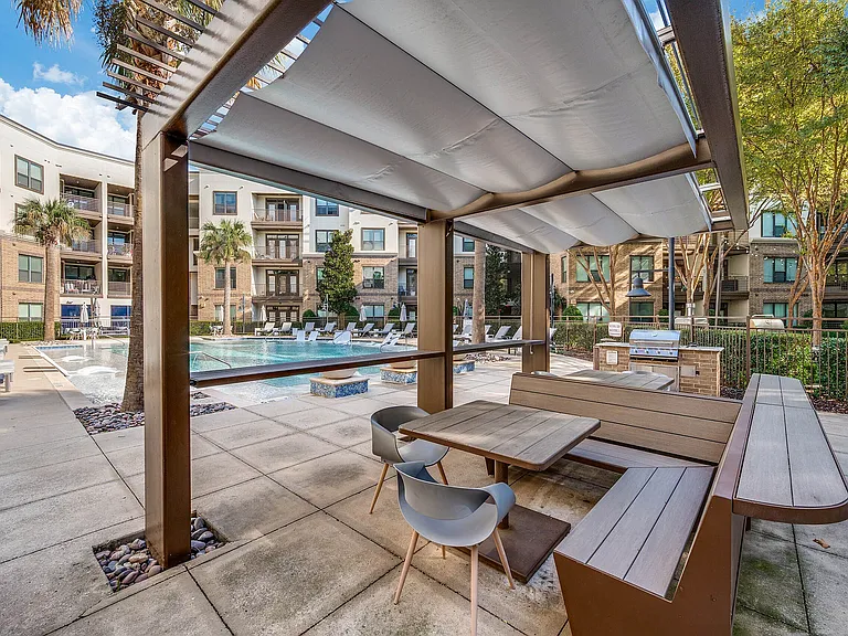 Grill & Outdoor Kitchen